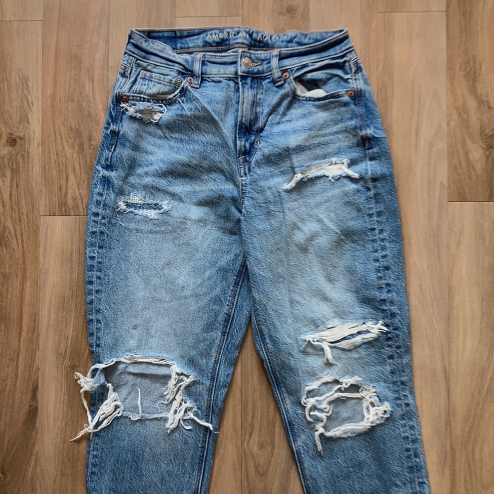 American Eagle Distressed Mom jean size 2 short - Picture 4 of 16
